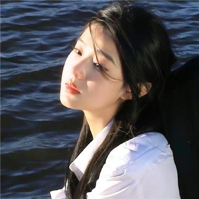 泳池里的女人